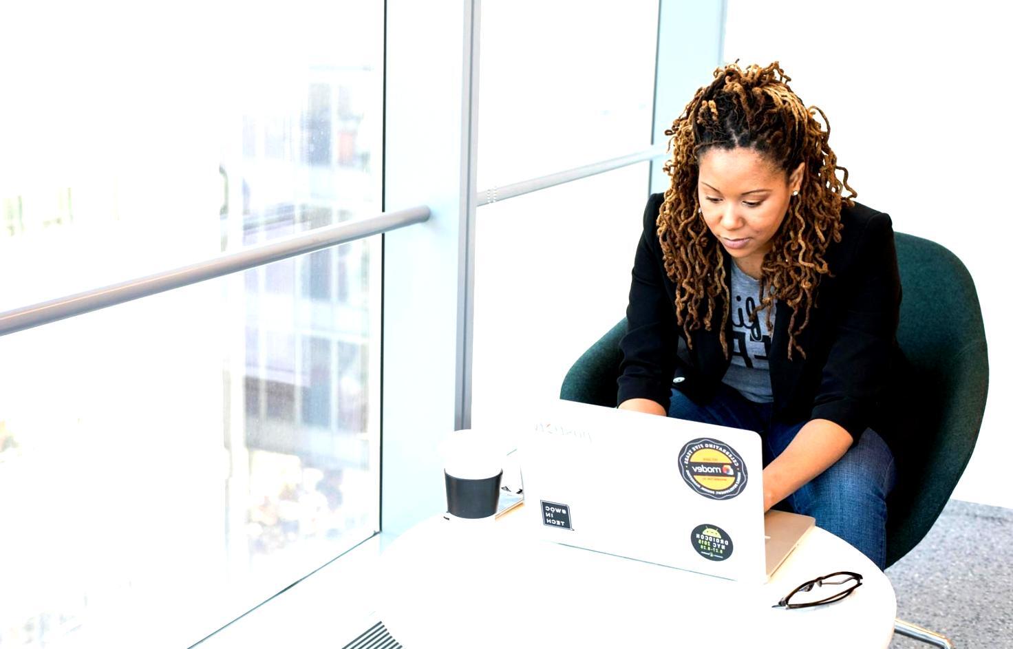 機械学習による金融データ分析の様子