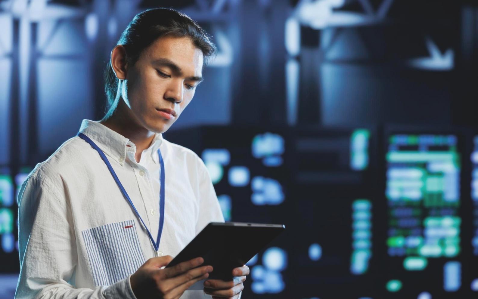 複数のモニターでソフトウェア開発環境を表示している様子